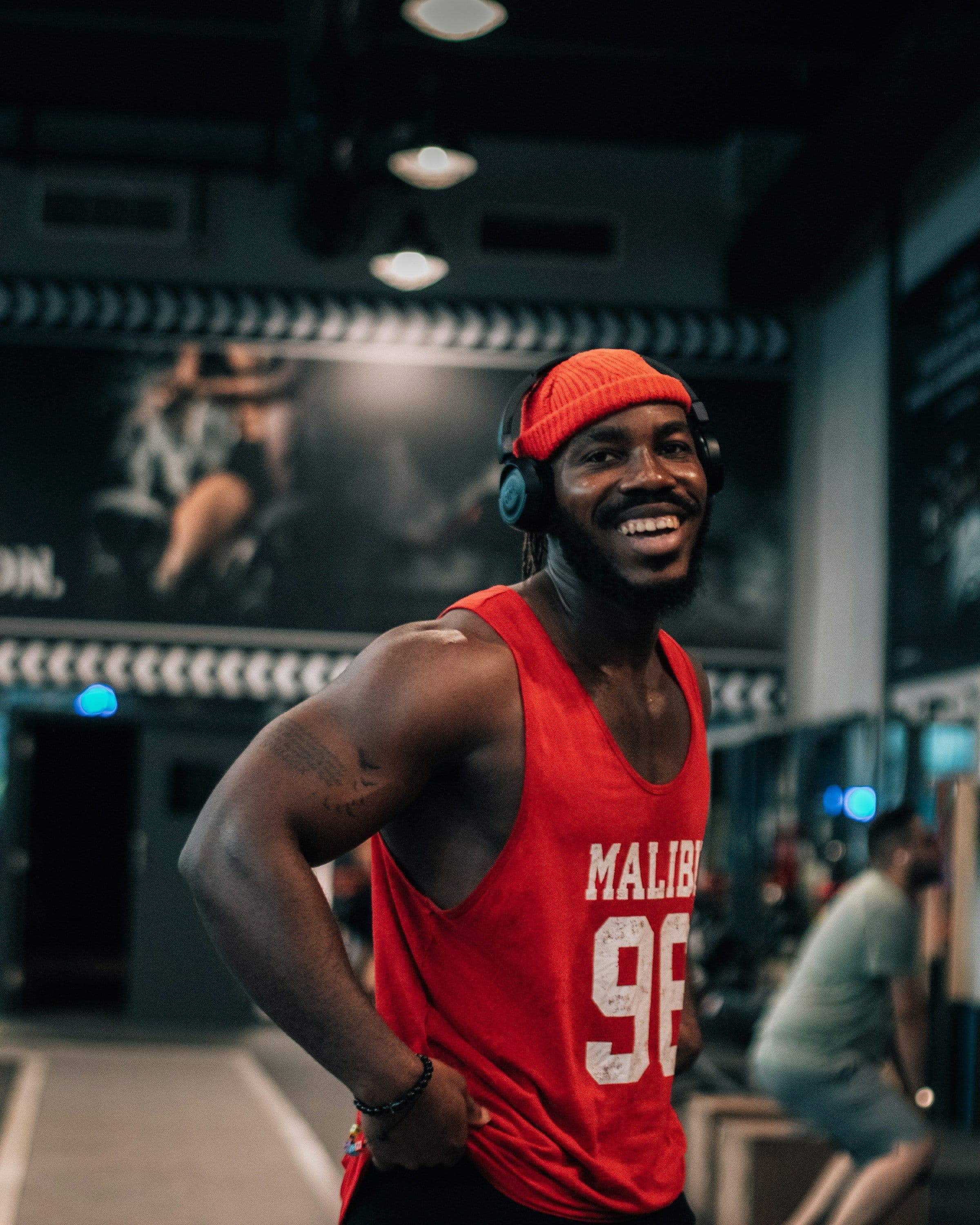 Homme content à la salle de sport