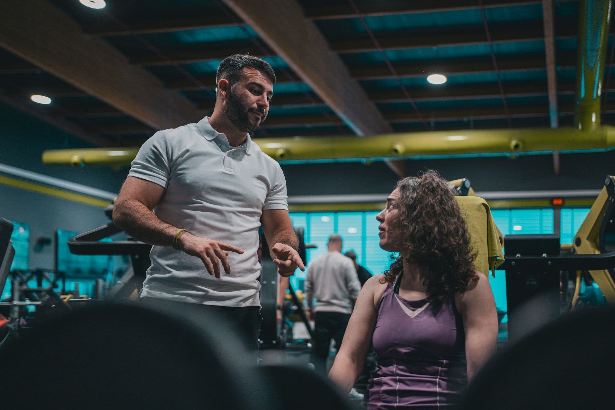 Coach sportif motivant un adhérent